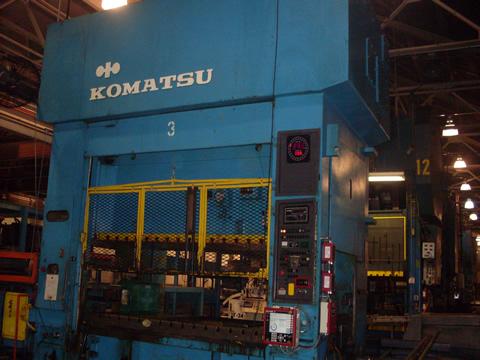 Linha de Prensa , marca Komatsu , com 5 prensas e cabeceira de 1000 ton