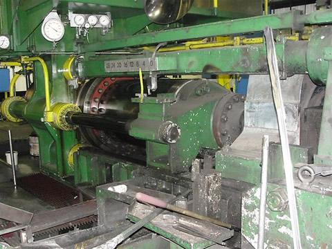 Extrusora de Alumínio, marca Lowe de 1700 ton para tarugo de 7 polegadas