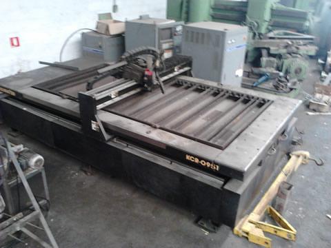 Mesa , marca Komatsu, corte a plasma