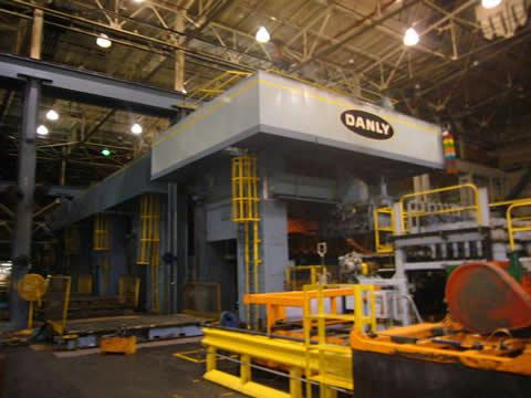 Prensa , marca Danly com freio fricção com 1000 ton